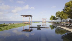foto grossen pool mit sitzgelegenheiten über wasser direkt am meer vom luxuriösen modernen designer hotel und resort auf den turks- und caicosinseln in der karibik